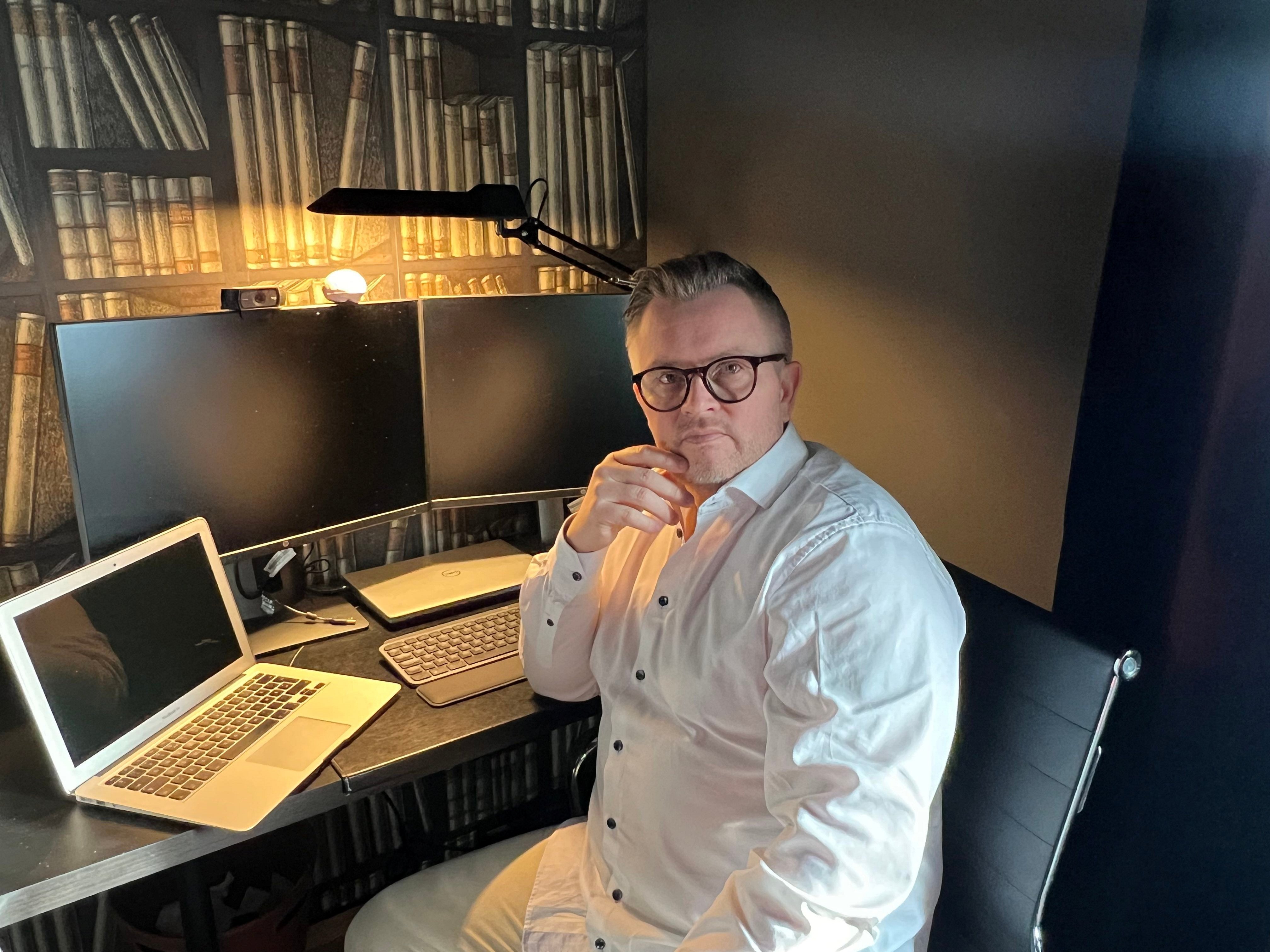 Bilde av Terje Wårheim sittende ved en pult foran en PC