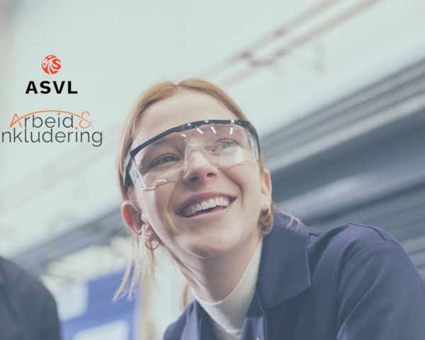 To smilende ungdommer med arbeidsklær og vernebriller, samt logoene til organisasjonene Arbeid & Inkludering og ASVL.