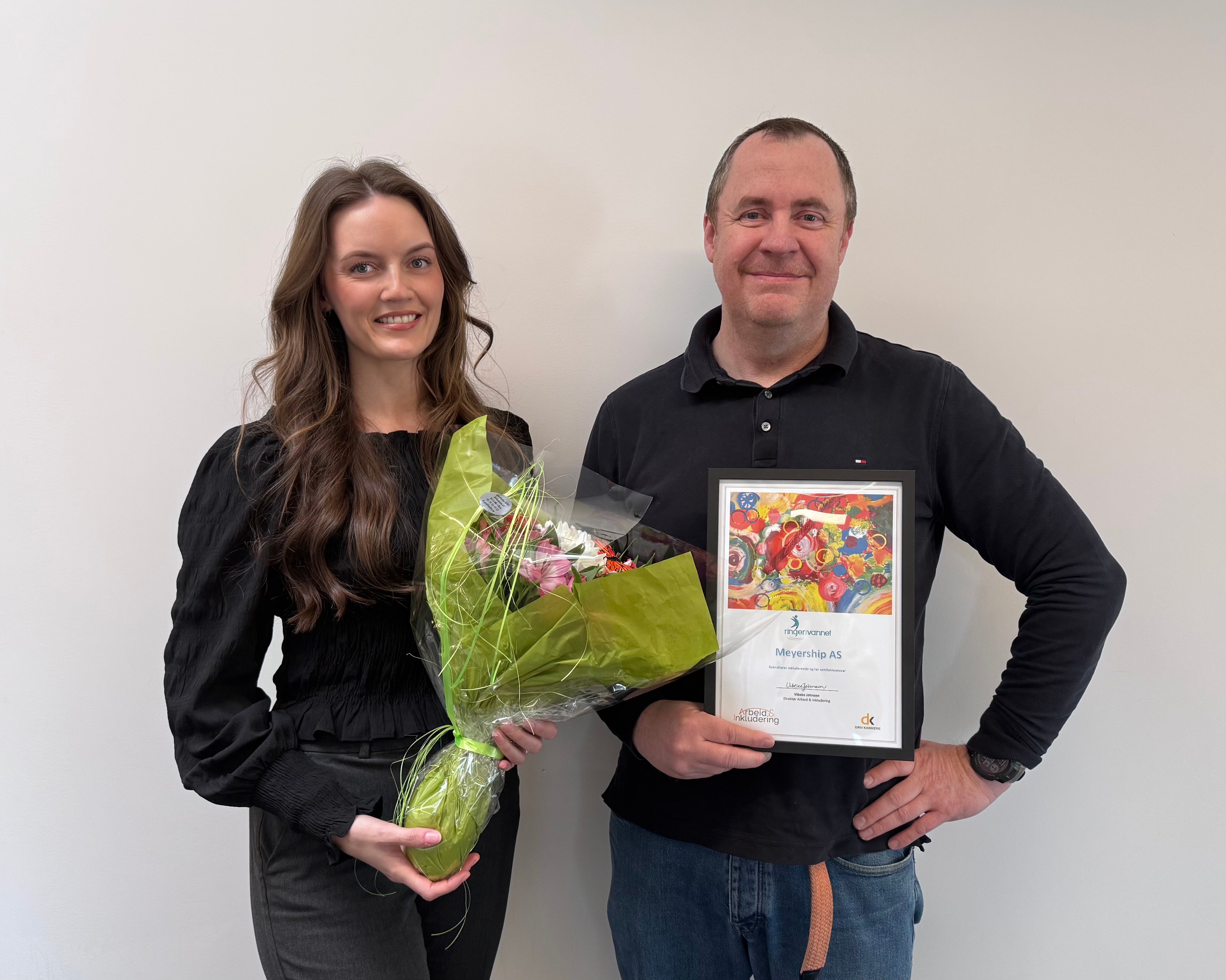 Avdelingsleder for logistikk i Meyership Tommy Lyngmo mottar Ringer i Vannet-diplom fra Frida-Marie R&oslash;dahl i Driv Karriere
